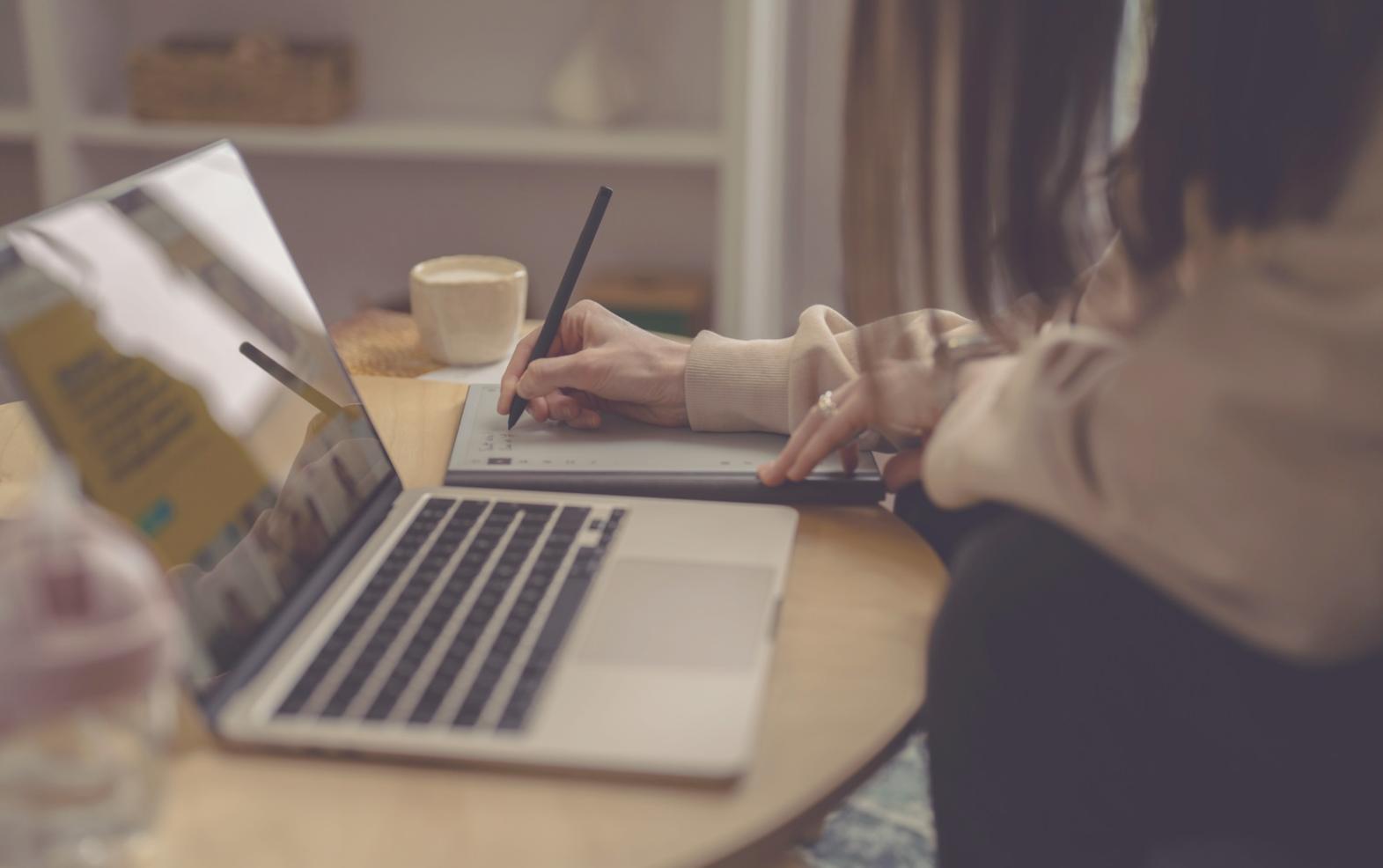 Bureau de travail avec documents d'analyse